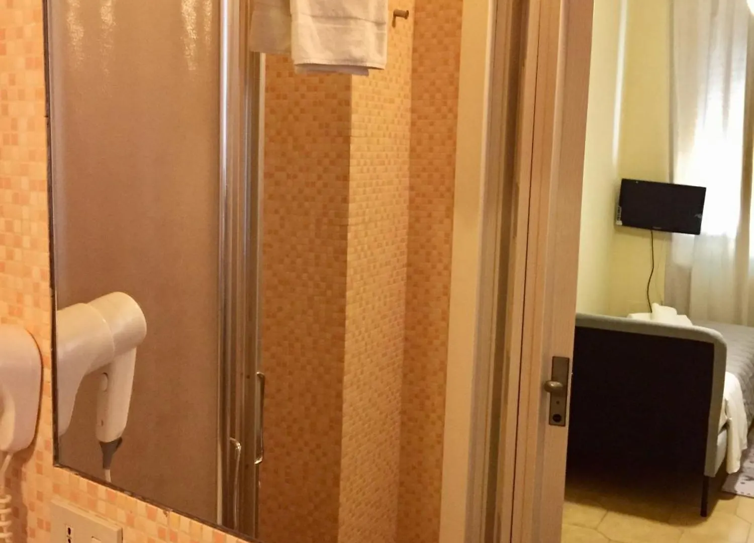 6 Keys Bed & Breakfast Pisa 2*,